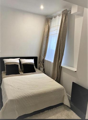 une chambre avec deux lits et une fenêtre dans l'établissement Appartement tout confort, agréable à vivre, à Nice