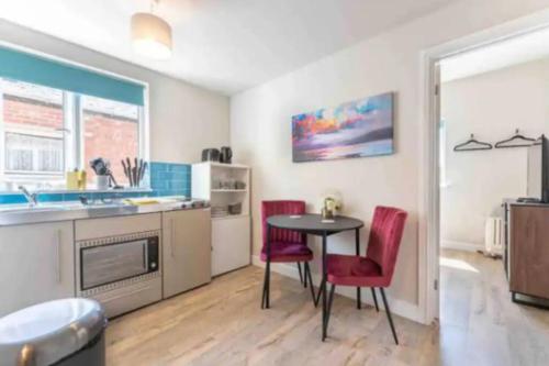 A kitchen or kitchenette at Central Coventry Apartment