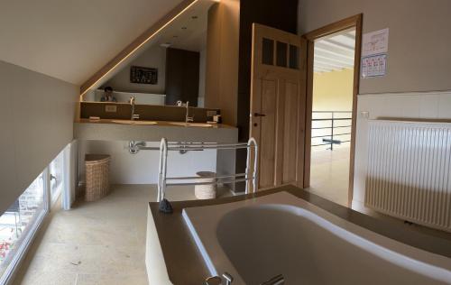 Cette chambre comprend une salle de bains pourvue d'une grande baignoire. dans l'établissement Vakantiewoning - Ter Douve, à Heuvelland