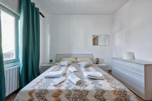 Cama o camas de una habitación en Venice H&S APT Private Room With AC