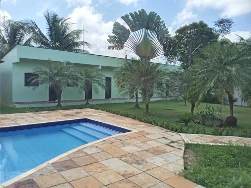 een villa met een zwembad voor een huis bij Pousada das Acacias in Belém