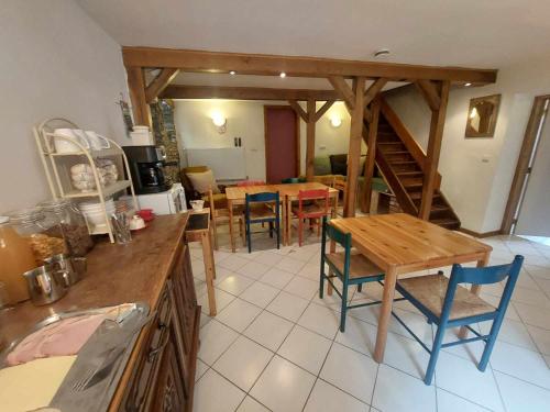 - une cuisine et une salle à manger avec une table et des chaises dans l'établissement Le Vieux La Roche, à La-Roche-en-Ardenne