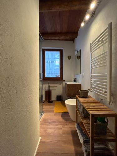 W łazience znajduje się biała wanna i umywalka. w obiekcie Locanda Allevè Hotel Ristorante w mieście Pragelato