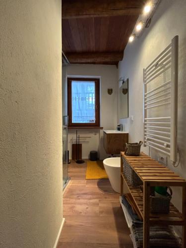 łazienka z białą wanną i umywalką w obiekcie Locanda Allevè Hotel Ristorante w mieście Pragelato