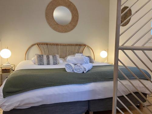 une chambre avec un lit avec des serviettes dessus dans l'établissement LE NID DES CEDRES - Magnifique Studio terrasse Montplaisir, à Lyon