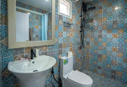 bagno con lavandino, servizi igienici e specchio di Pasak6 Laguna Room a Ban Pak Lak