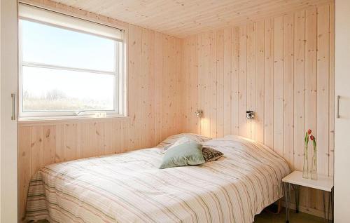 Bøtø ByにあるNice Home In Idestrup With 9 Bedrooms, Sauna And Wifiの小さなベッドルーム(窓付きのベッド付)