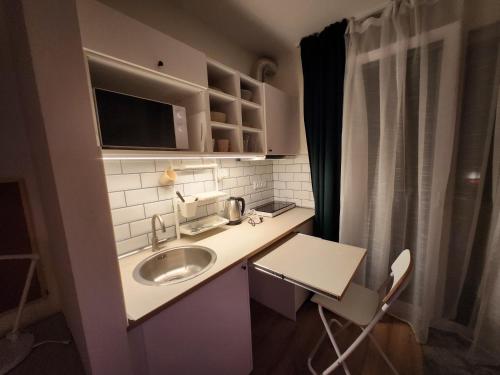 ein kleines Badezimmer mit Waschbecken und Spiegel in der Unterkunft Apartman 18 in Debrecen