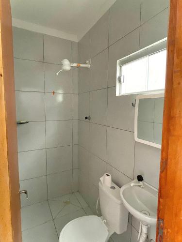ein Bad mit einem WC und einem Waschbecken in der Unterkunft Pousada Batista in Lagoa Nova