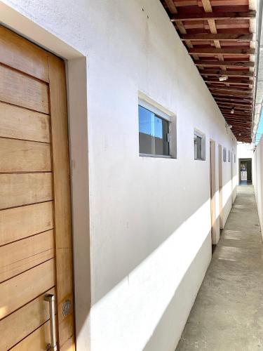 ein Gebäude mit einer Tür und einem Fenster darauf in der Unterkunft Pousada Batista in Lagoa Nova