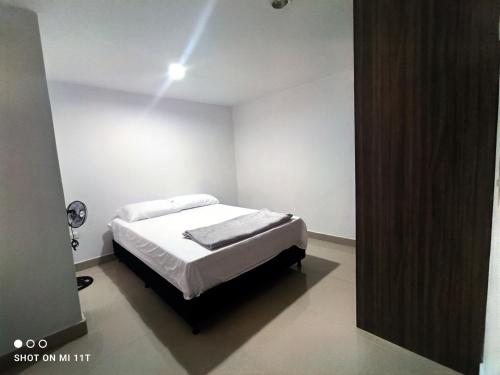Voodi või voodid majutusasutuse Apartamento Amplio en medellín toas