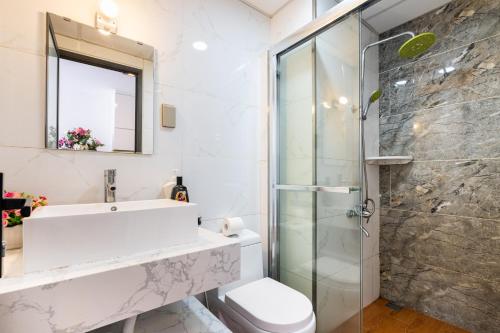 y baño con ducha, aseo y lavamanos. en Goby home in Rivergate Luxury Apartment - near Ben Thanh market, en Ho Chi Minh