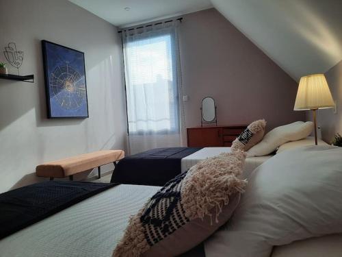 Ein Bett oder Betten in einem Zimmer der Unterkunft Le Vertigo proche centre histo avec 2 parkings