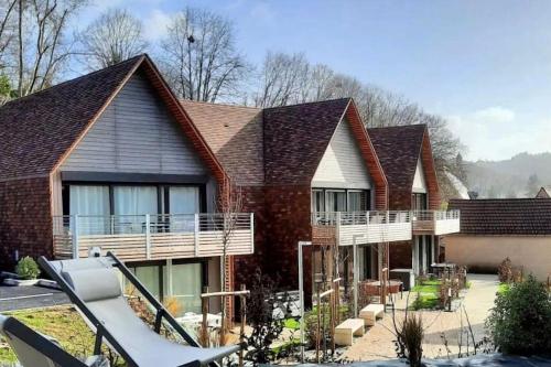 ein Backsteinhaus mit einer Veranda und Balkonen in der Unterkunft Le Vertigo proche centre histo avec 2 parkings in Sarlat-la-Canéda