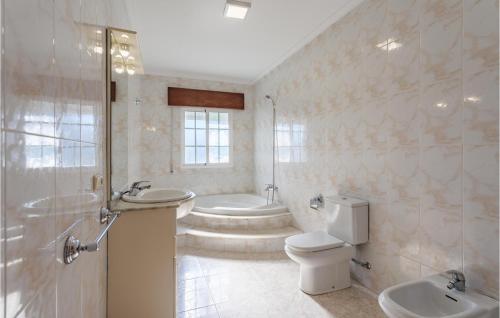 La salle de bains est pourvue de toilettes, d'un lavabo et d'une douche. dans l'établissement 4 Bedroom Stunning Apartment In Poio, à Poio