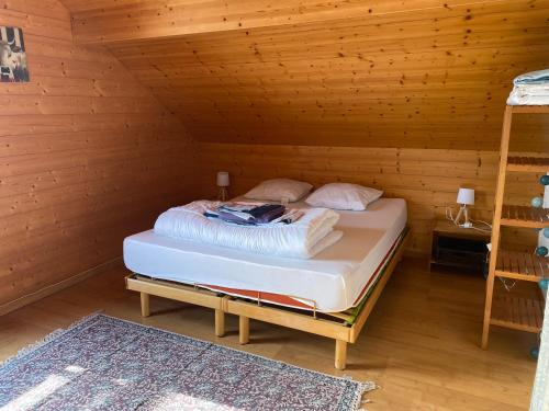 Un pat sau paturi într-o cameră la CHALET CATHOGUI