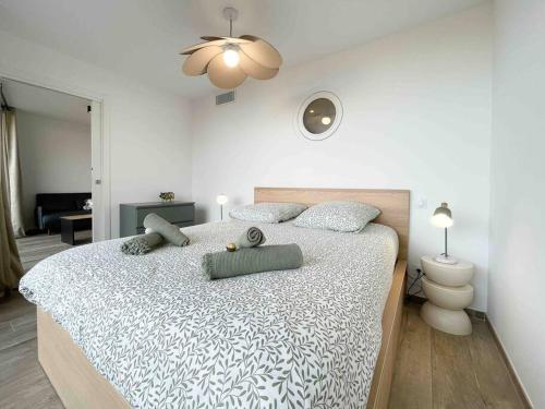 een slaapkamer met een groot bed in een kamer bij le mirage in Beausoleil