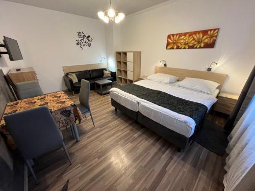 una stanza d'albergo con un letto e un tavolo di Rezidence Davids Apartments a Praga
