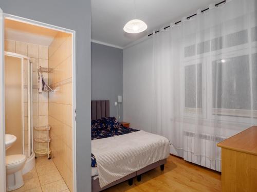 ヴィスワにあるOgnisko Dom Wypoczynkowyのベッドルーム1室(ベッド1台、トイレ、シンク付)