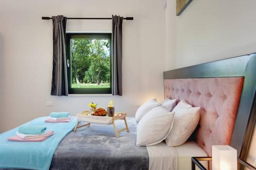 Villa RR by IstriaLux tesisinde bir odada yatak veya yataklar