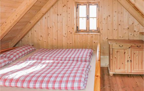 una camera con letto e finestra in una cabina di Beautiful Home In Breitenfeld With House A Panoramic View a Breitenfeld an der Rittschein