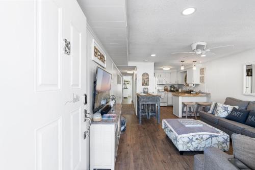 Ein Sitzbereich in der Unterkunft Ocean Block Condo 100 Steps From the Beach