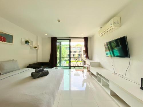 Μια τηλεόραση ή/και κέντρο ψυχαγωγίας στο Pixel Condo - Panwa Beach