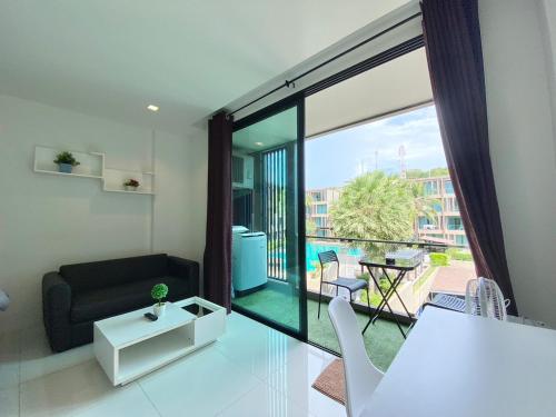 Χώρος καθιστικού στο Pixel Condo - Panwa Beach