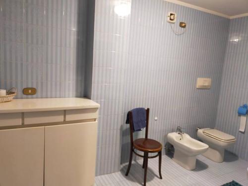a bathroom with a toilet and a bidet at Spazioso appartamento Nico in Dimaro