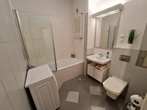 La salle de bains blanche est pourvue de toilettes et d'un lavabo. dans l'établissement Fantastic - NS54 Room O, à Varsovie