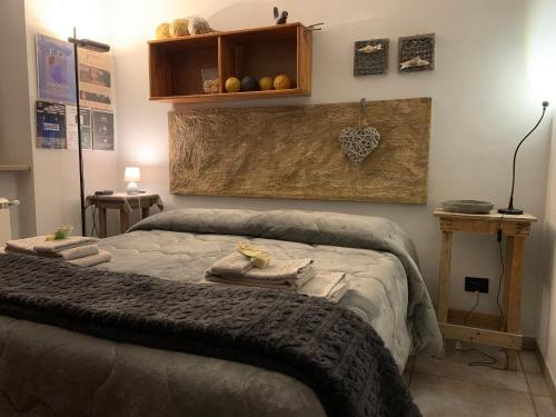 1 dormitorio con 1 cama con toallas en Podere Casallorto, en Volterra