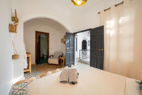 a bedroom with a bed in a room at Riad Des Sables-Exclusive -4 Suites -Swimming Pool in Marrakesh