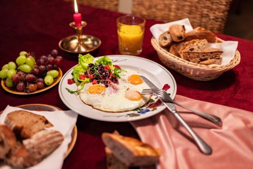 Afbeelding uit fotogalerij van Apex Hotel in Báč