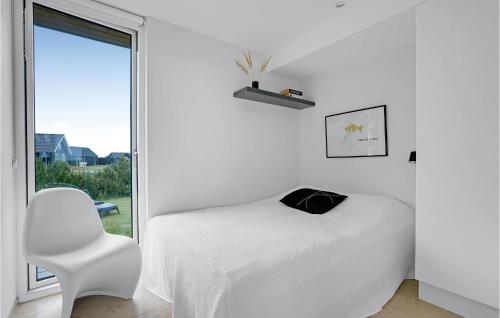 Postel nebo postele na pokoji v ubytování Beautiful Home In Lundby With House Sea View