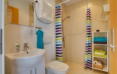 1 Bedroom Gorgeous Apartment In Grsten في جراستين: حمام مع حوض ومرحاض ودش