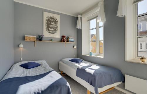 1 Bedroom Gorgeous Apartment In Grsten في جراستين: غرفة نوم بسريرين ونافذة