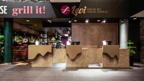 a bar in a restaurant with tables and chairs at Break Sokos Hotel Levi in Levi