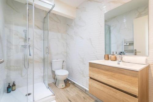 een badkamer met een douche, een toilet en een wastafel bij 106JAR - 3- Studio équipés - Proche calanque in Marseille
