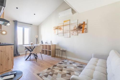 een woonkamer met een bank en een tafel bij 106JAR - 3- Studio équipés - Proche calanque in Marseille