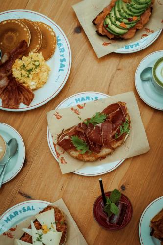 uma mesa de madeira com pratos de comida sobre ela em Hostal Mar y Sal em San Jose de sa Talaia