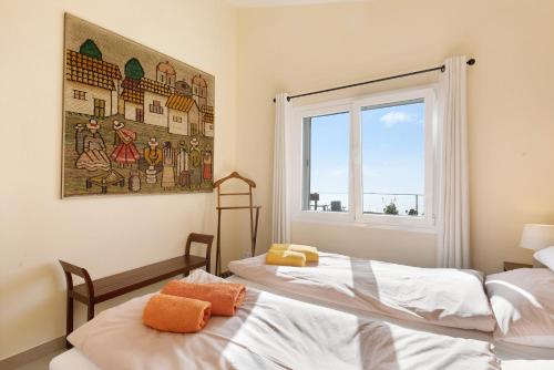 2 camas en una habitación con ventana en Casa Inti en Tijarafe