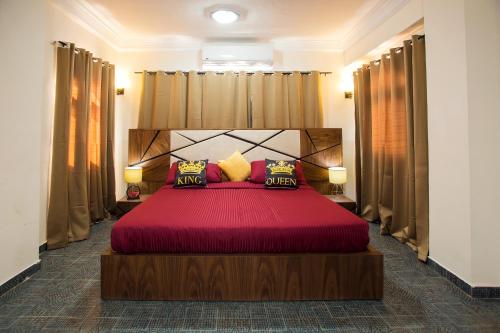um quarto com uma cama grande e uma colcha vermelha em Luxury Royal Blue Family Villa 8pers private pool em Hurghada