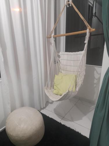 a hammock with a green pillow in a room at Casa ampla e aconchegante in Florianópolis