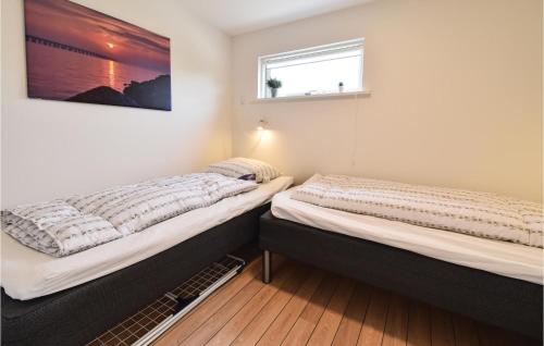 2 camas individuales en una habitación con ventana en Lille Rn, en Nyborg