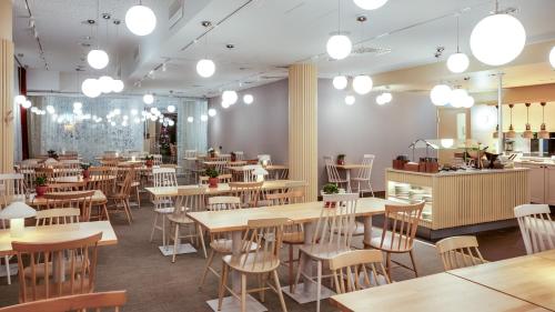 een restaurant met tafels en stoelen en een bar bij Break Sokos Hotel Levi in Levi