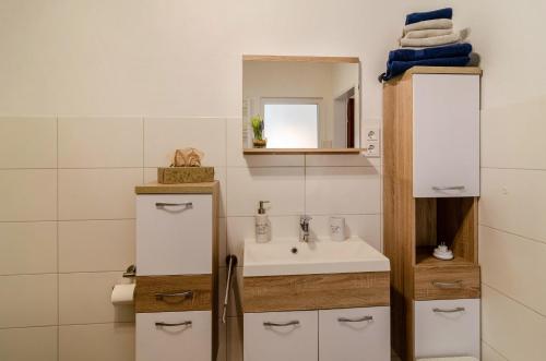 Ένα μπάνιο στο Ferienhaus Diekster - Erdgeschoss 1