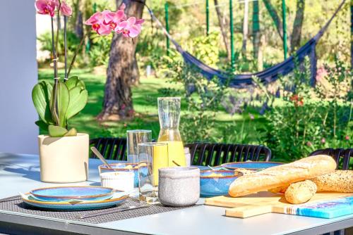 Una mesa con platos de comida encima en Casa Brisa Boutique Guest House - Gay Men Only, en Sant Pere de Ribes