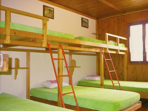 Baracca Backpacker tesisinde bir ranza yatağı veya ranza yatakları