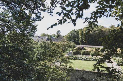 - une vue sur le jardin depuis les arbres dans l'établissement Chateau d'Audrieu, à Audrieu