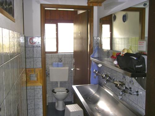 Ein Badezimmer in der Unterkunft Baracca Backpacker